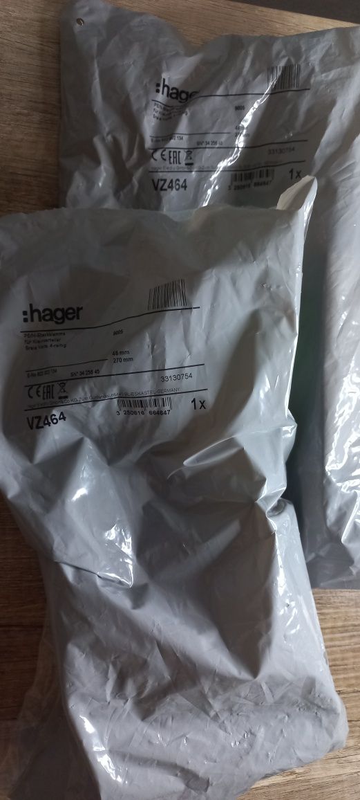 Клеми для проводів з тримачем під PE і N  Hager Volta VZ464.Ціна за2шт