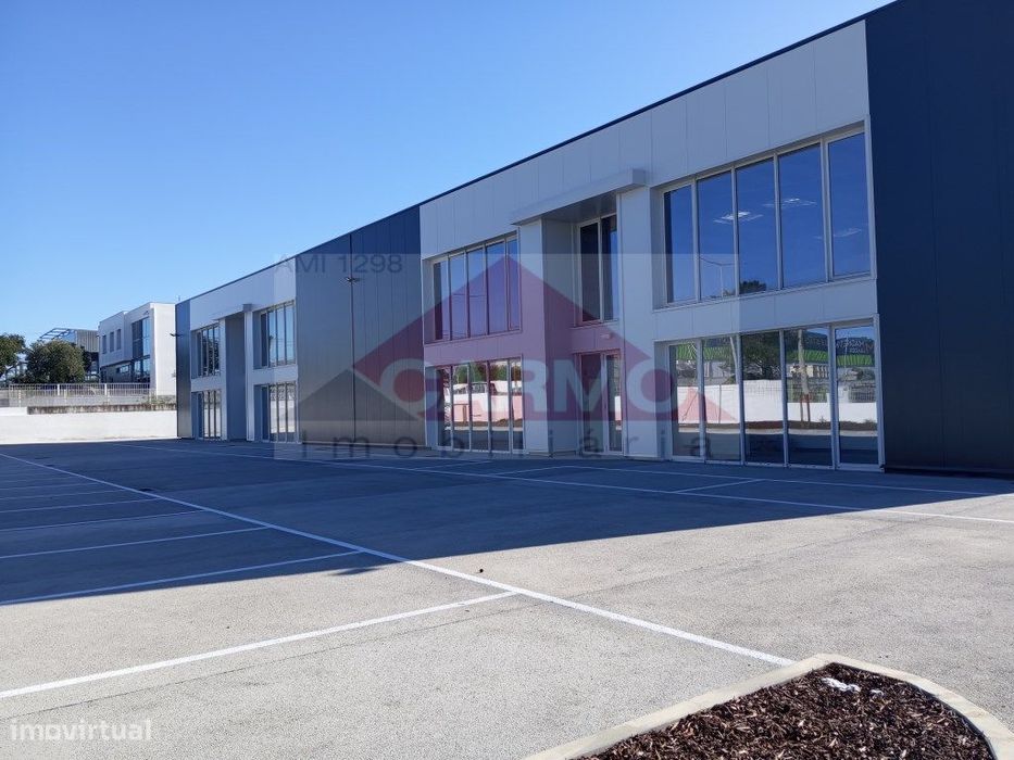 Armazém para arrendamento na Moita.