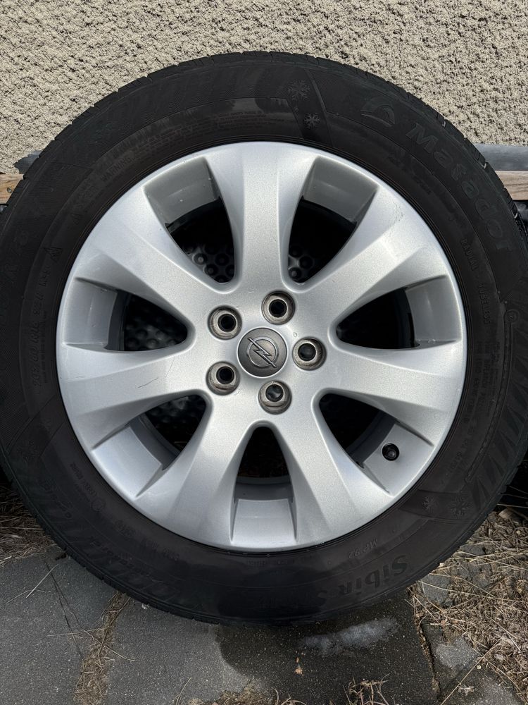 Oryginalne felgi 5x105 16 cali Opel Astra J z oponami zimowymi 205/60