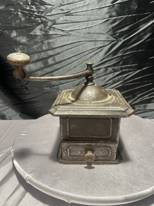 Metalowy młynek do kawy – oryginalny, stary egzemplarz – styl vintage