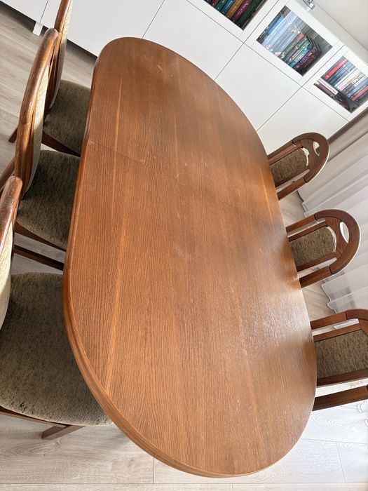 Stół z dębowymi krzeslami