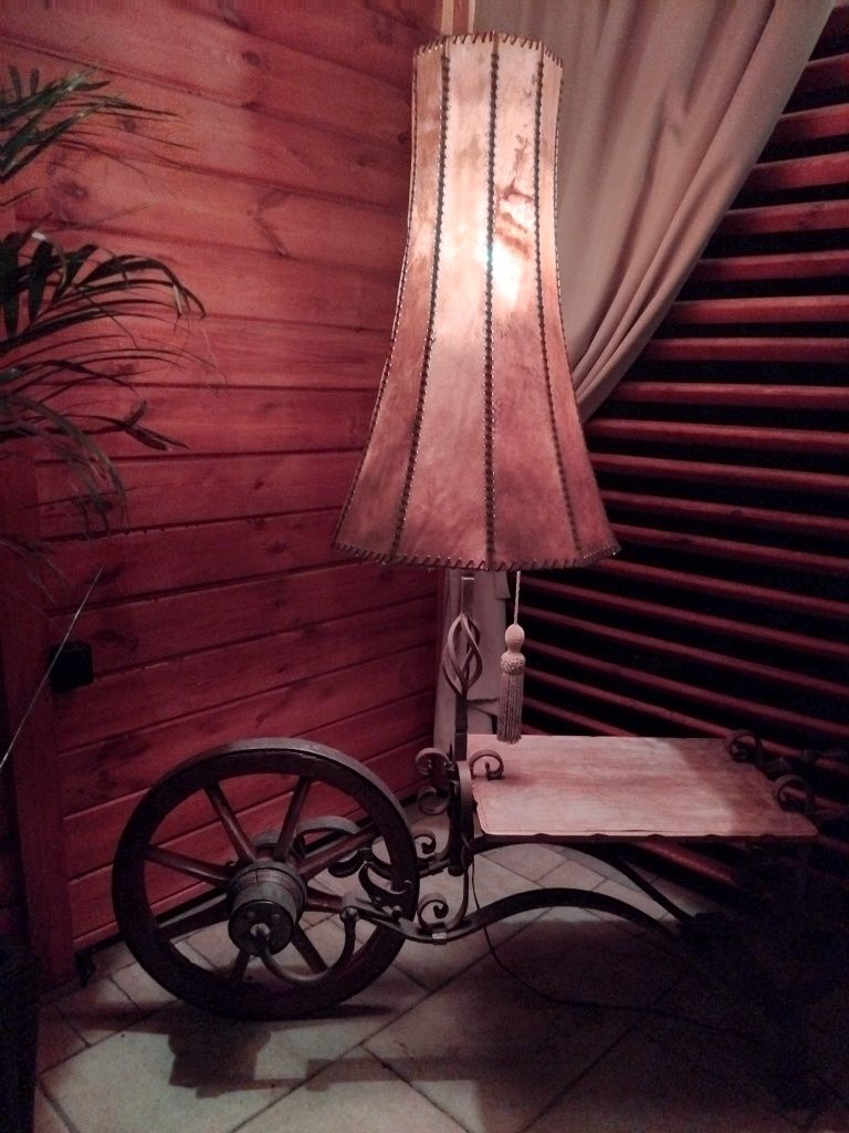 Lampa stolik z kołem od wozu