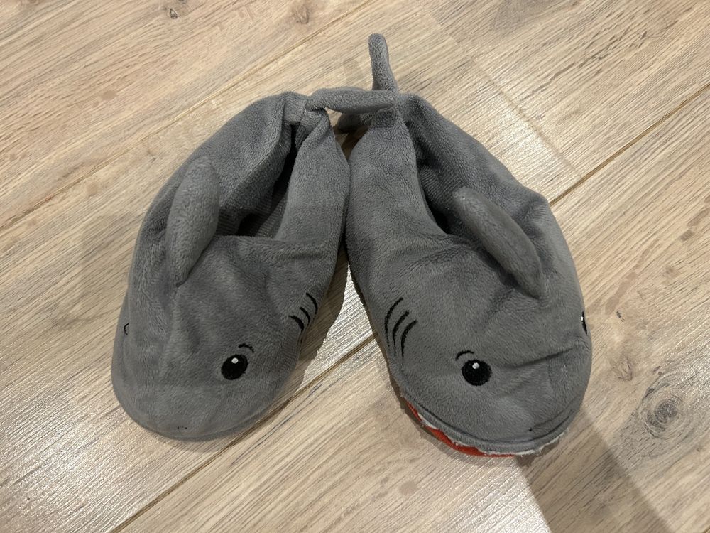 Kapcie r 28 antypoślizgowe ciepłe rekiny h&m
