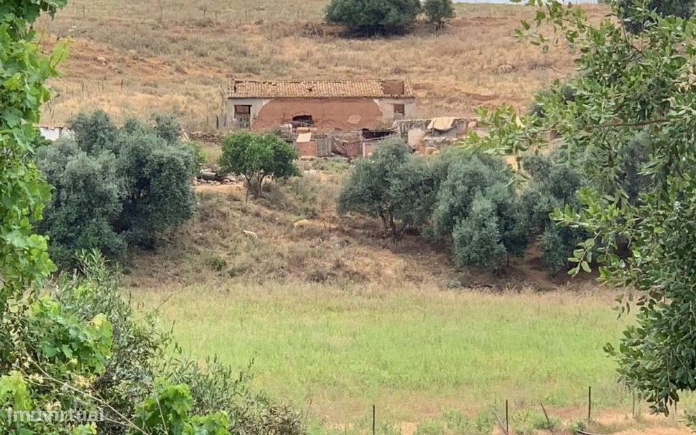 Quintinha perto de Aljezur com grande área de construção