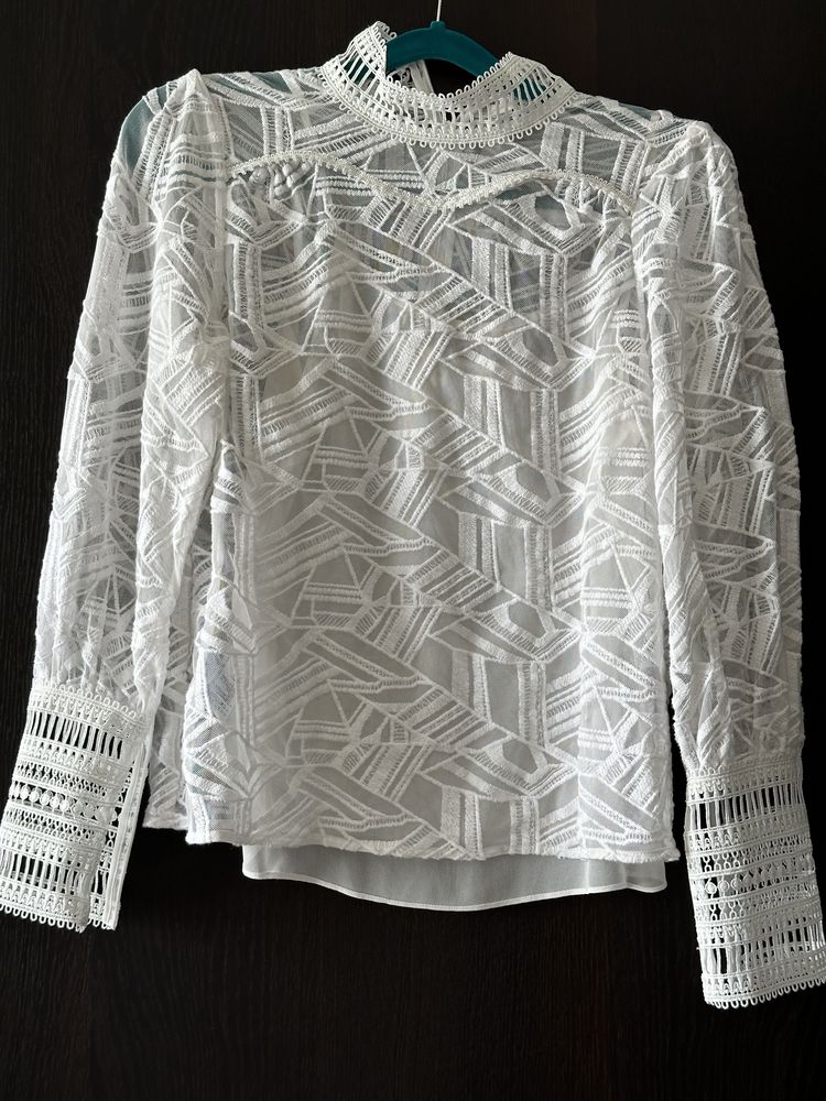 Біла мереживна блуза