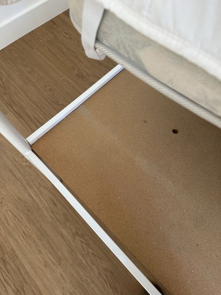 Cama de ferro branca, com estrado, usada