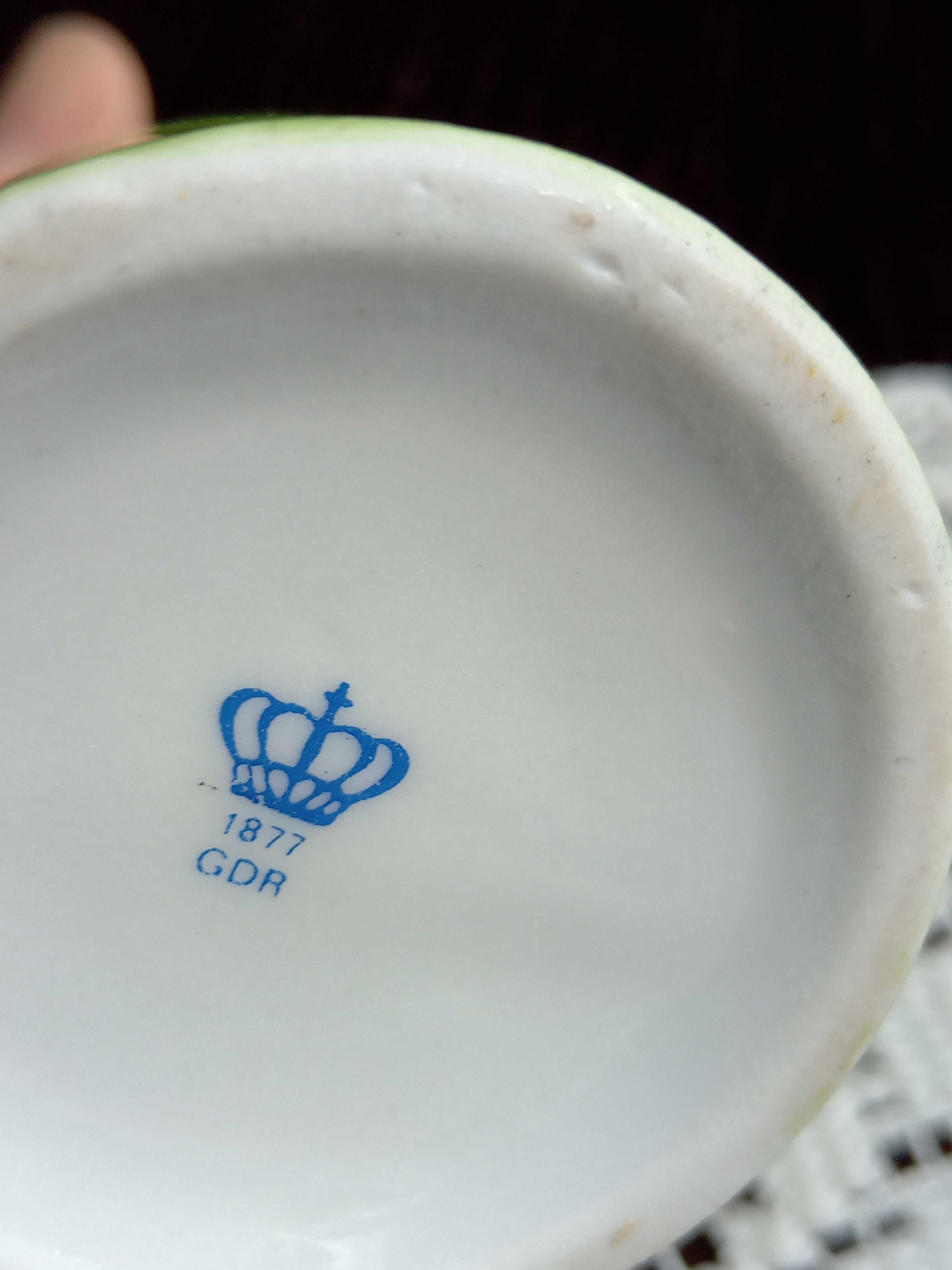 Zielony wazon porcelanowy GDR  porcelana zielony wazonik