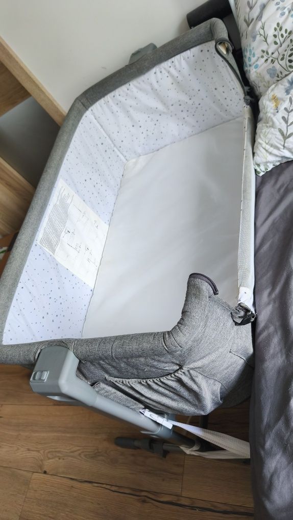 Dostawką łóżeczko dla niemowlaka kinderkraft szare