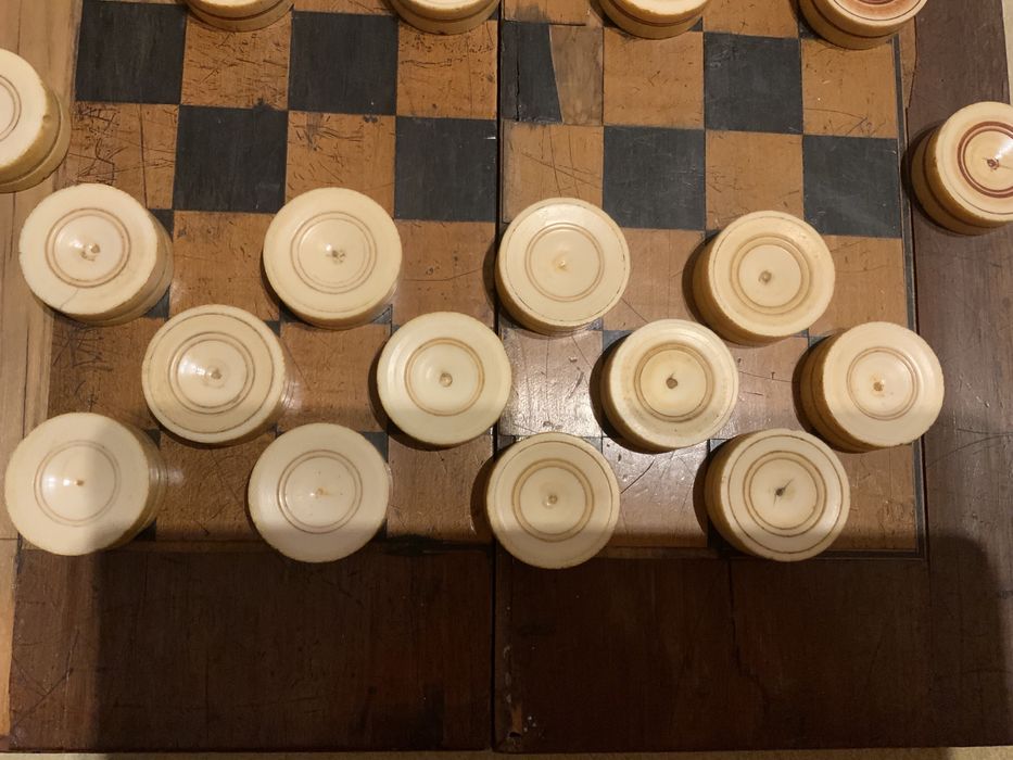 Antigo e raro jogo de damas com as peças em matéria nobre total de 26