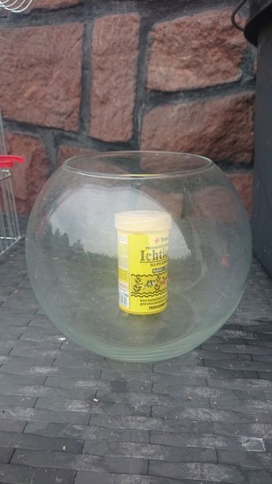 Kulka szklana dla rybek z pokarmem