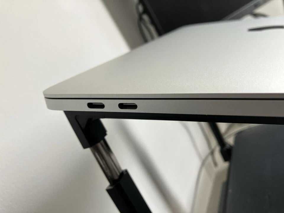 MacBook Pro 13 cali z 2020 roku