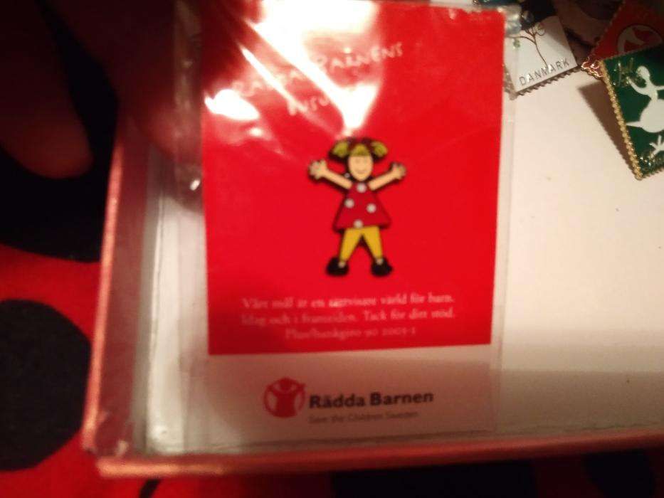 в коллекцию значок брошь брошка кнопка девочка RADDA Barnen 2003 г