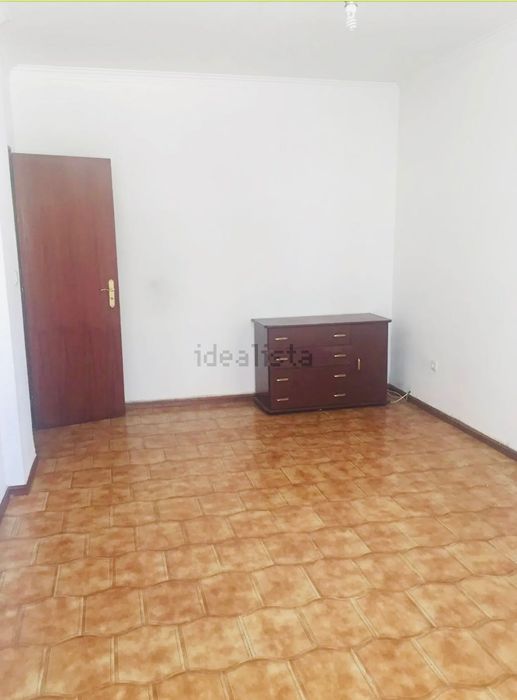 Quarto espaçoso e tranquilo para arrendar - 450€ - Vale da Amoreira