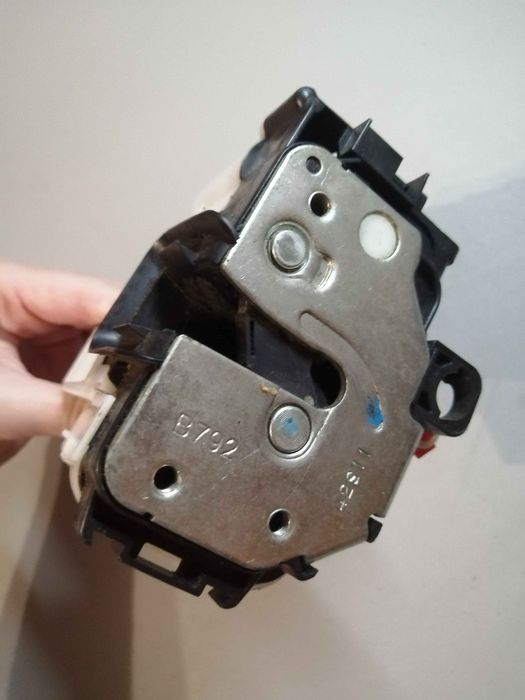 Fiat/Alfa/Lancia 500 07-15 замок дверей перед LH ZK1288 51827413