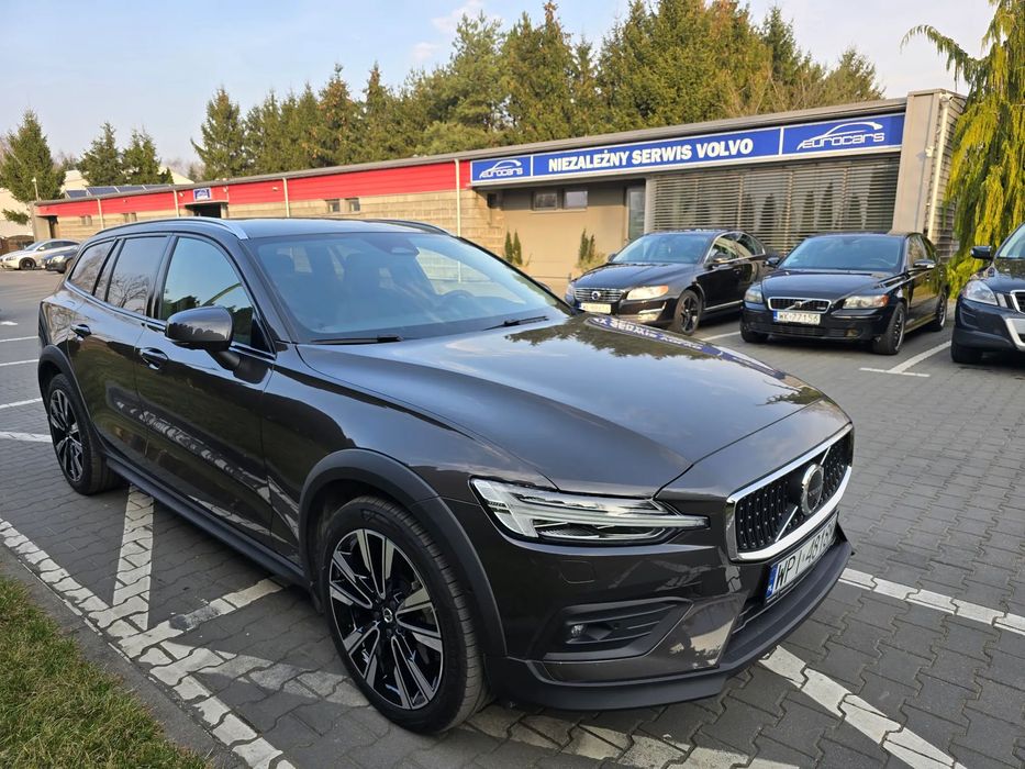 Volvo V60 Cross Country B5 250KM AWD Plus, Hak, Kamera 360, Koła zimowe, Faktura 23%