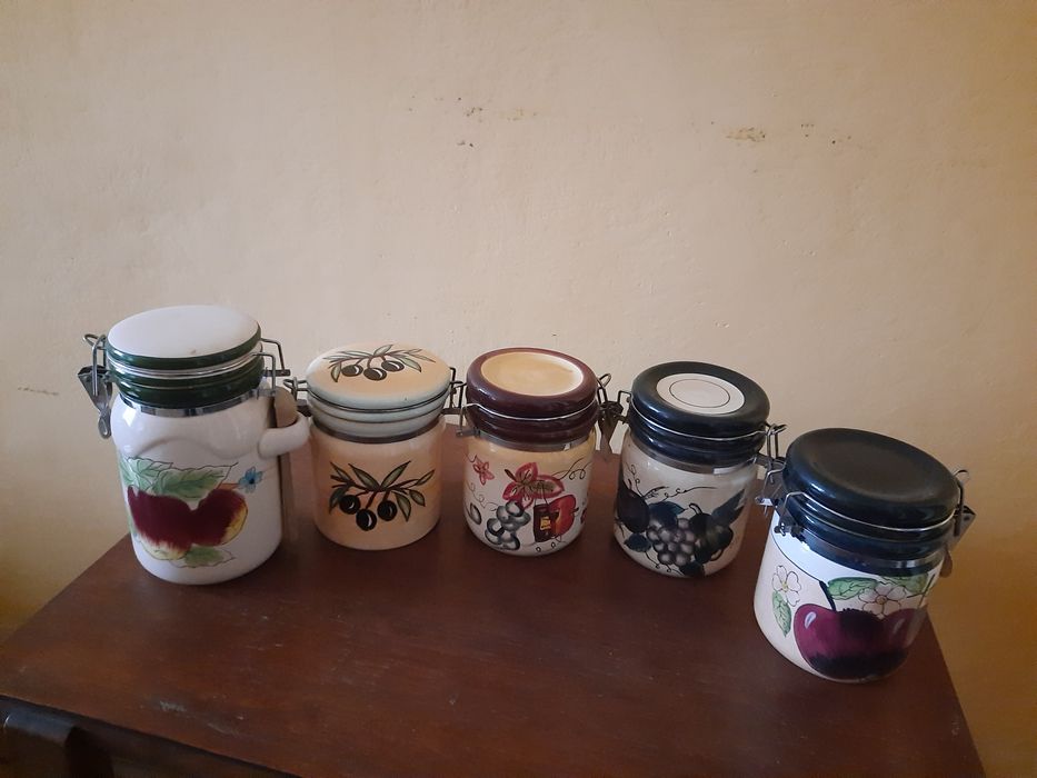 Pojemniki ceramiczne nieużywane