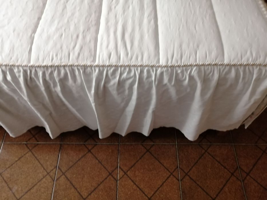 coberta de cama de casal com almofadas, estado novo