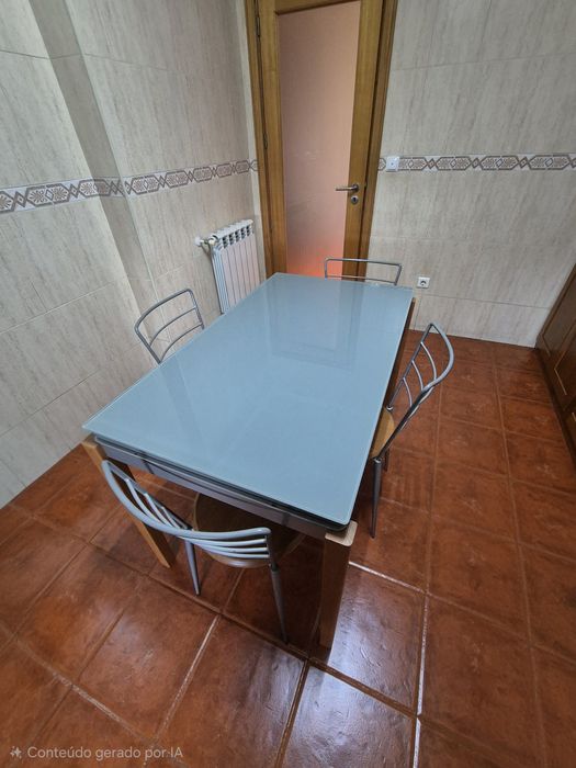 Mesa de Cozinha com 4 Cadeiras – Elegante e em Ótimo Estado