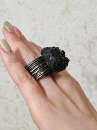 Эксклюзивное женское кольцо с меланитом
