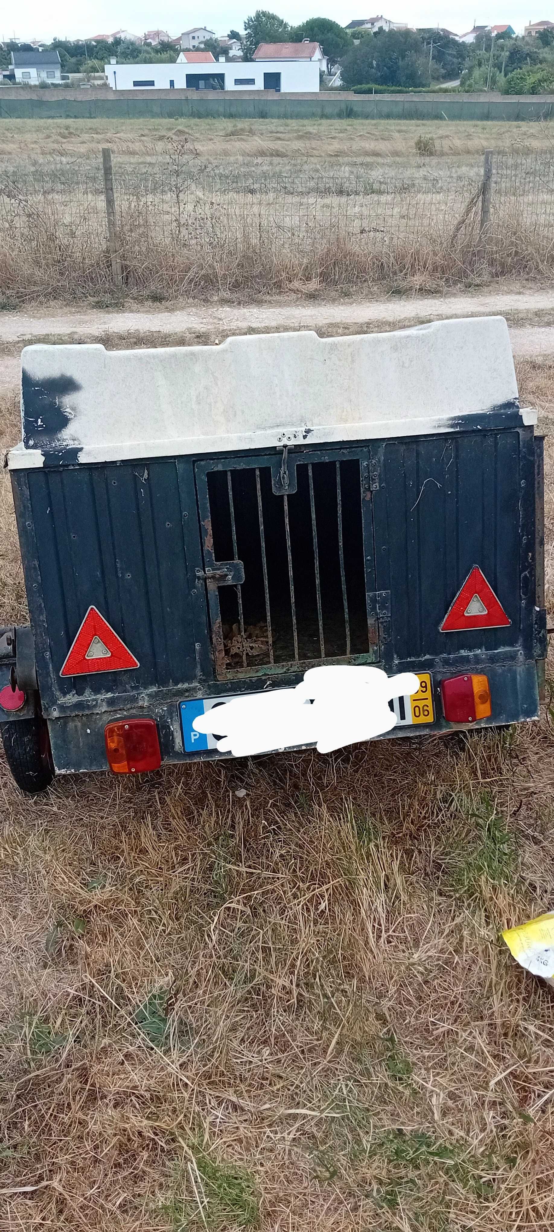 Reboque/atrelado com porta traseira para transporte de cães