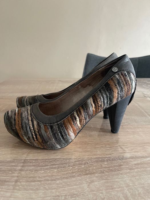 Sapatos castanhos de pele e lã