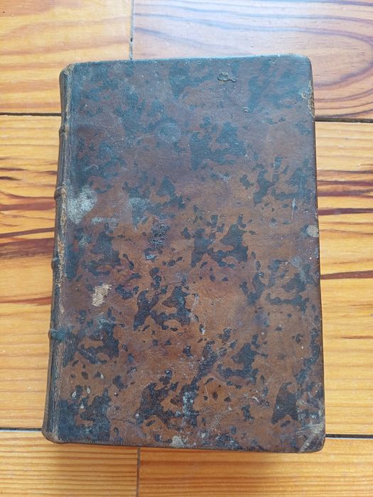 Livro de catecismo muito antigo, do Séc. XVIII