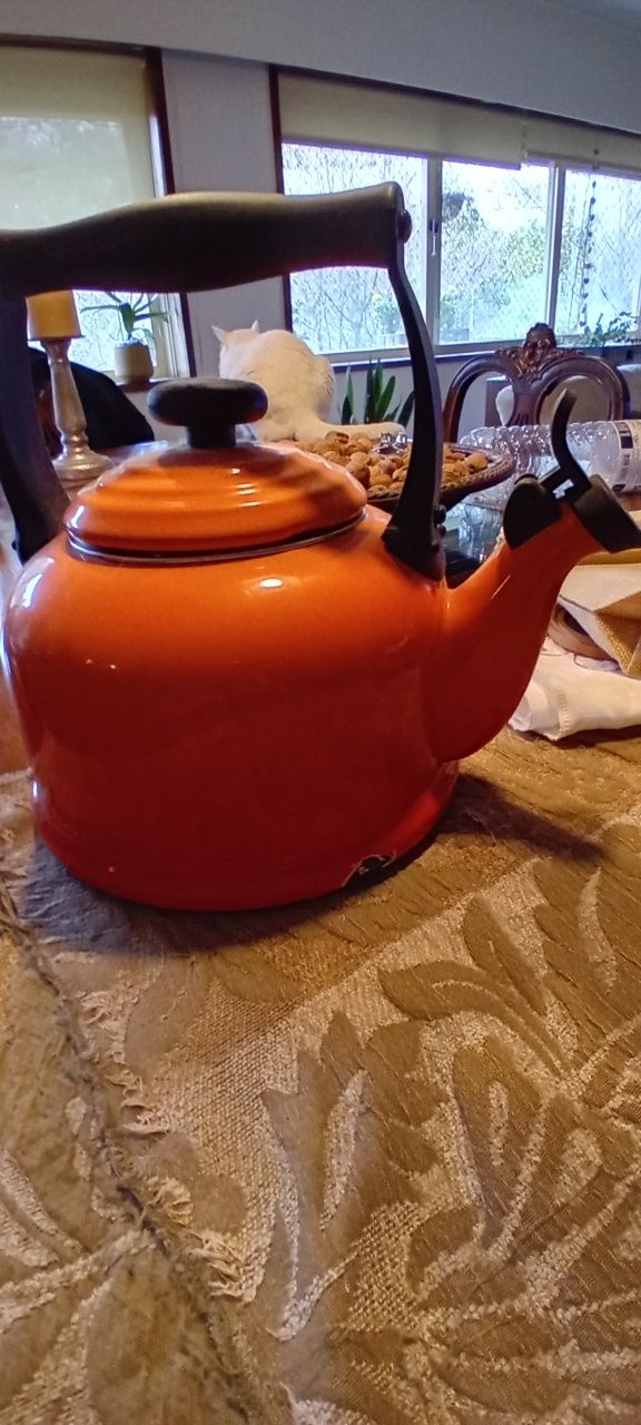 Chaleira  marca LE CREUSET cor de laranja. Modelo clássico