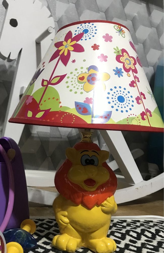 Lampka z kolorowym abażurem