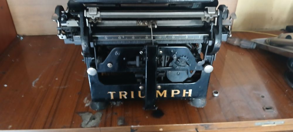 Maszyna do pisania Triumph. Zabytek.
Model na rynek polski. 
Brak jedn