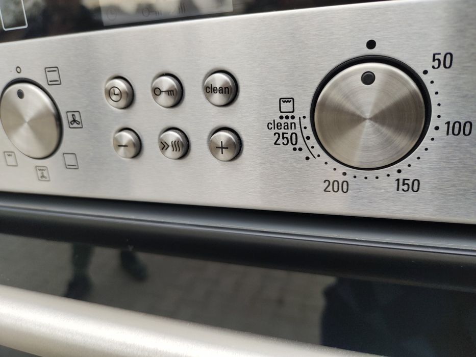 Духовка під вмонтування Siemens, з Європи.. Ідеальний стан.