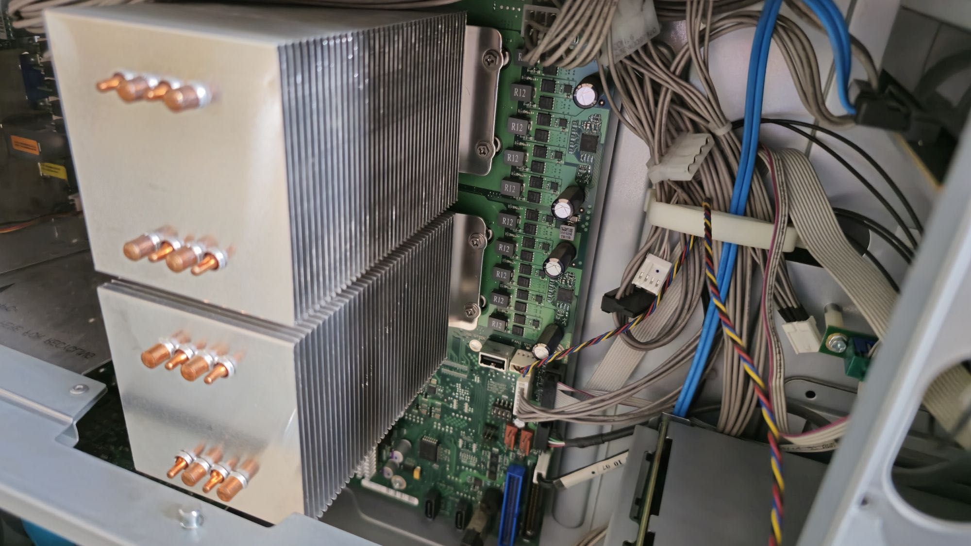 Serwer Fujitsu PRIMERGY TX200 S4 z 2 procesorami