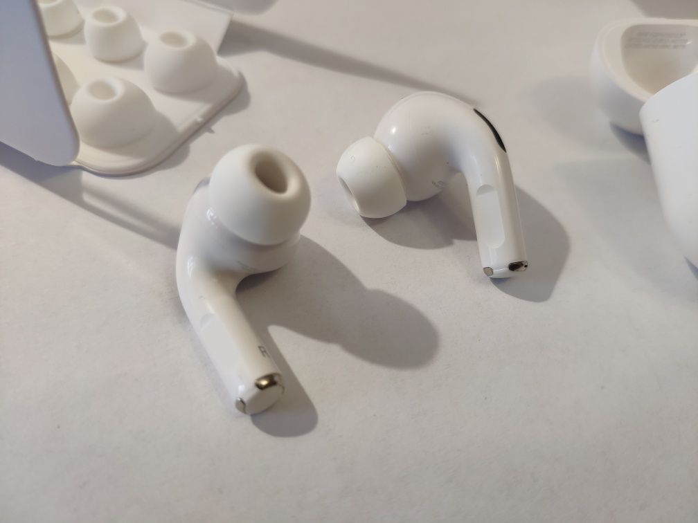 Apple AirPods Pro с беспроводной зарядкой