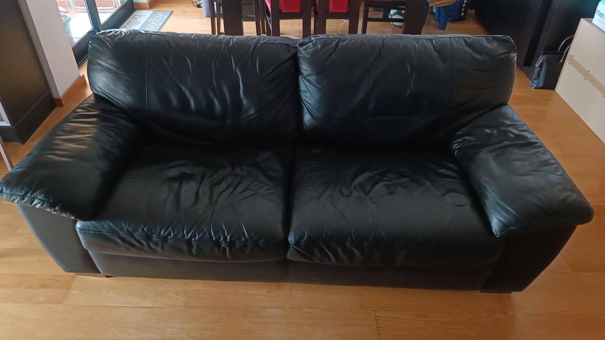Sofá 3 lugares em pele IKEA modelo Vreta