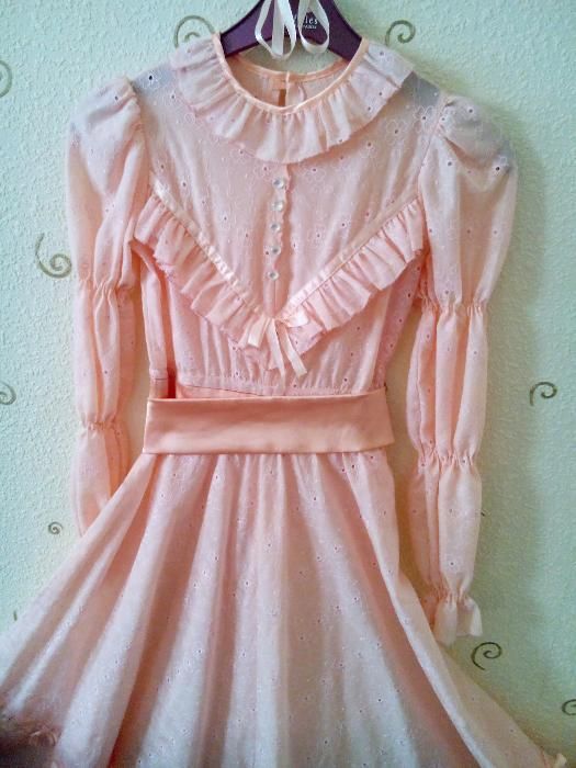 Продам розовое нарядное платье для девочки