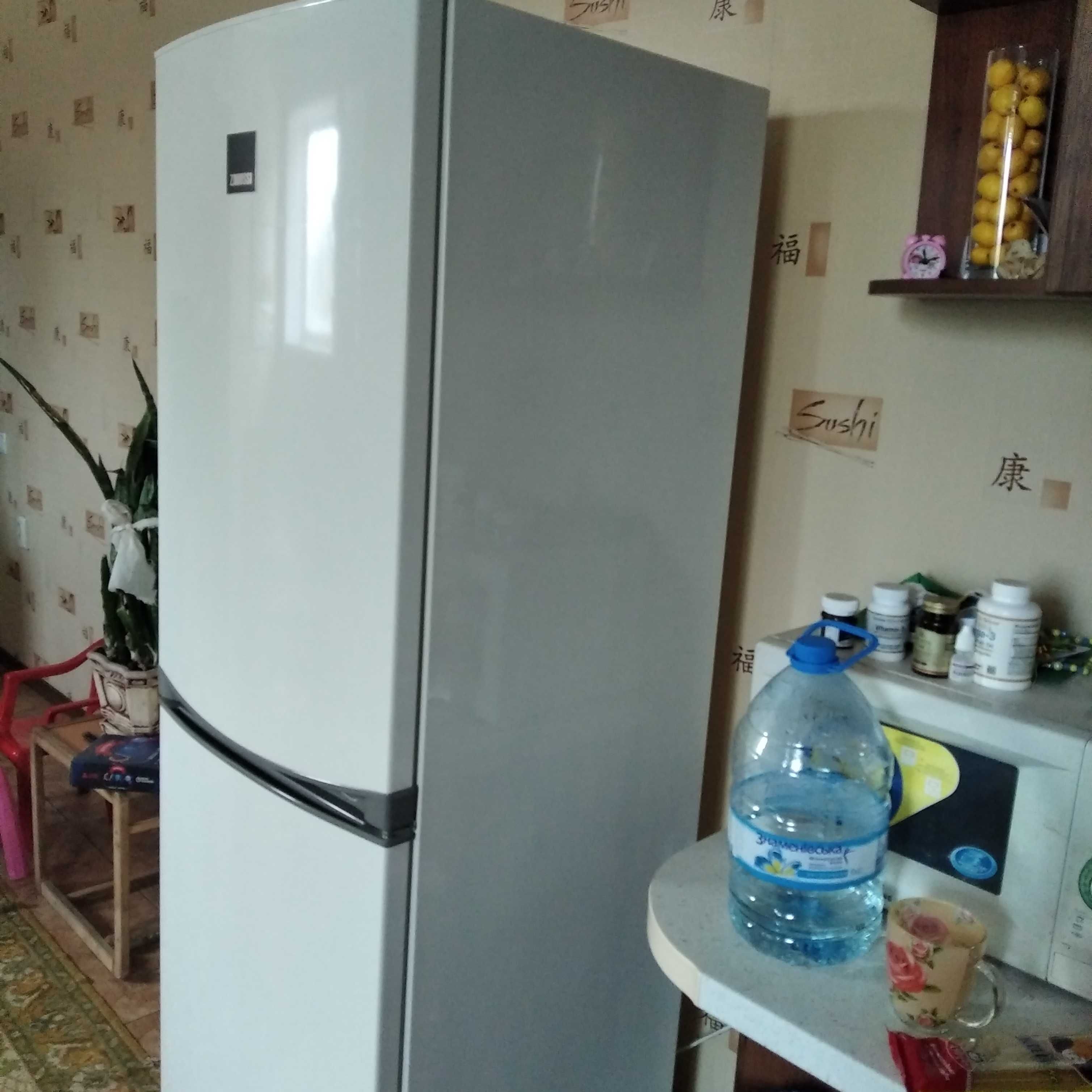 Продам двух камерный холодильник Zanussi ZRB35210WA No 
 Frost