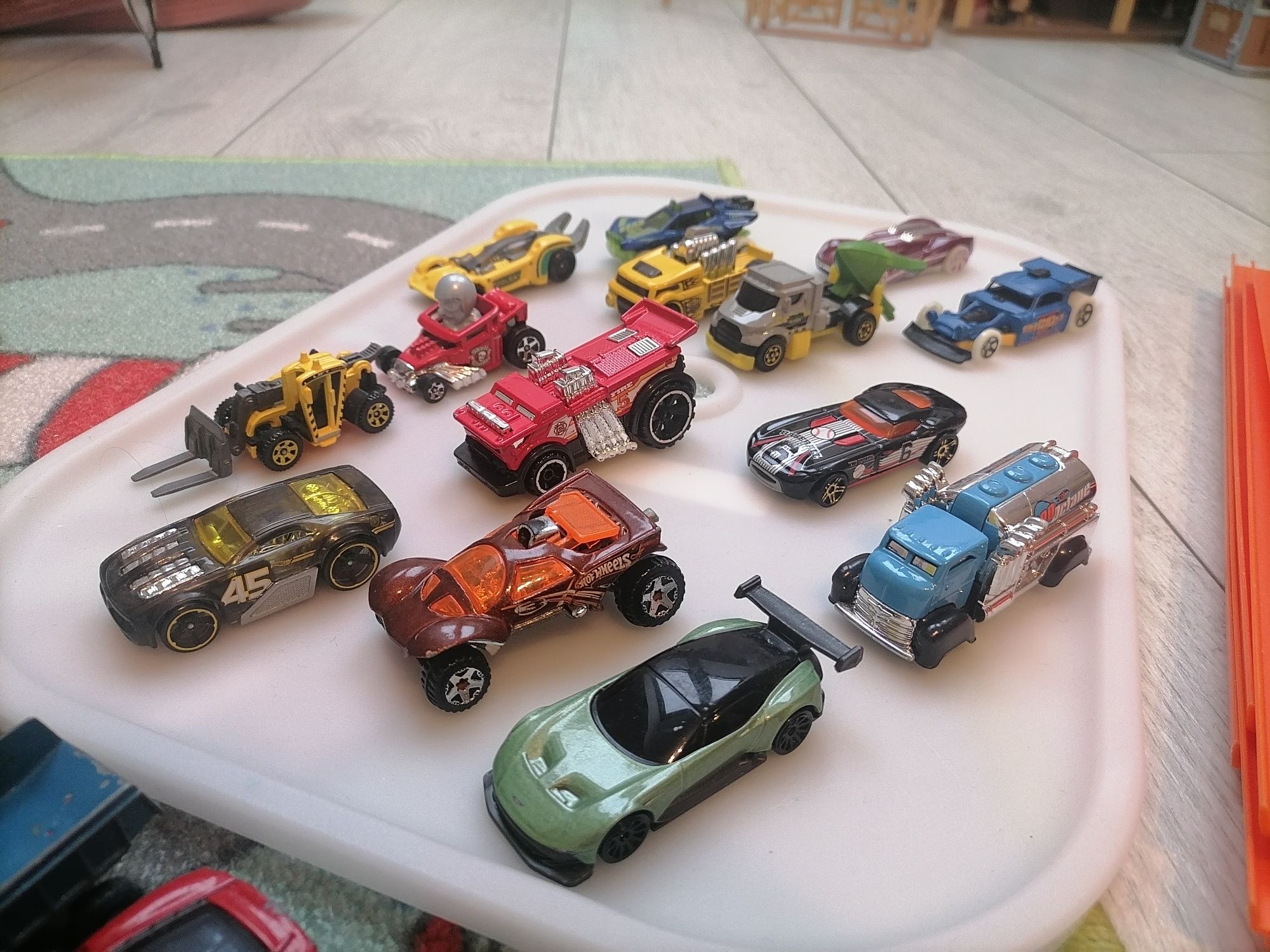 Hot wheels tor wyścig mistrzów  plus 14 aut resoraki gratis