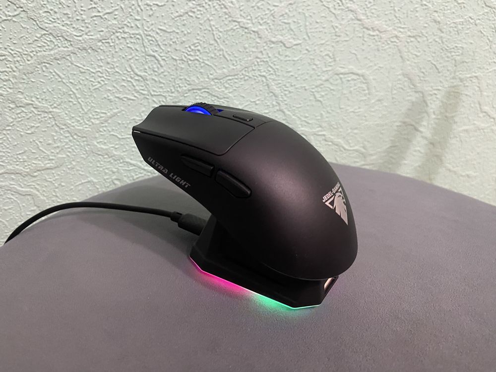 Беспроводная компьютерная мышь с зарядной станцией и RGB подсветкой!