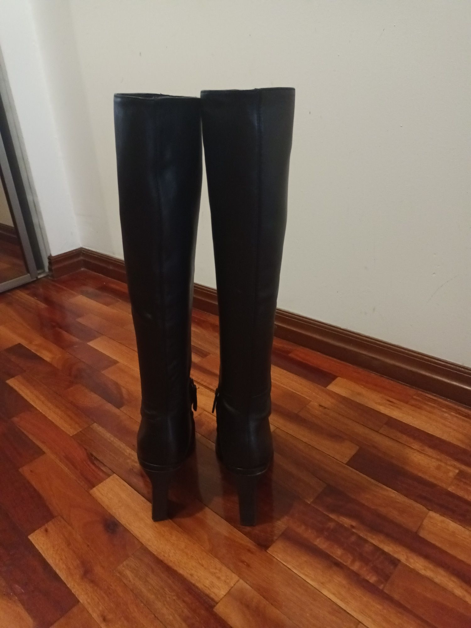 Botas pretas de cano alto da Zara