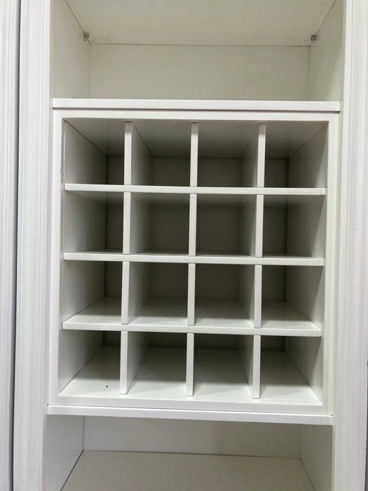 Mesa expositora em madeira lacada a branco