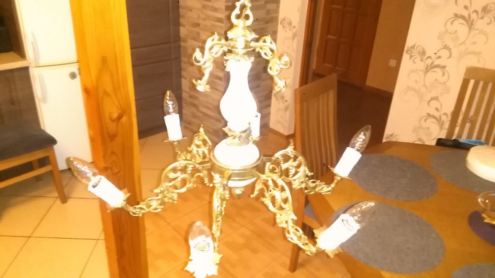 Piękny zadbany mosiężny żyrandol, lampa.