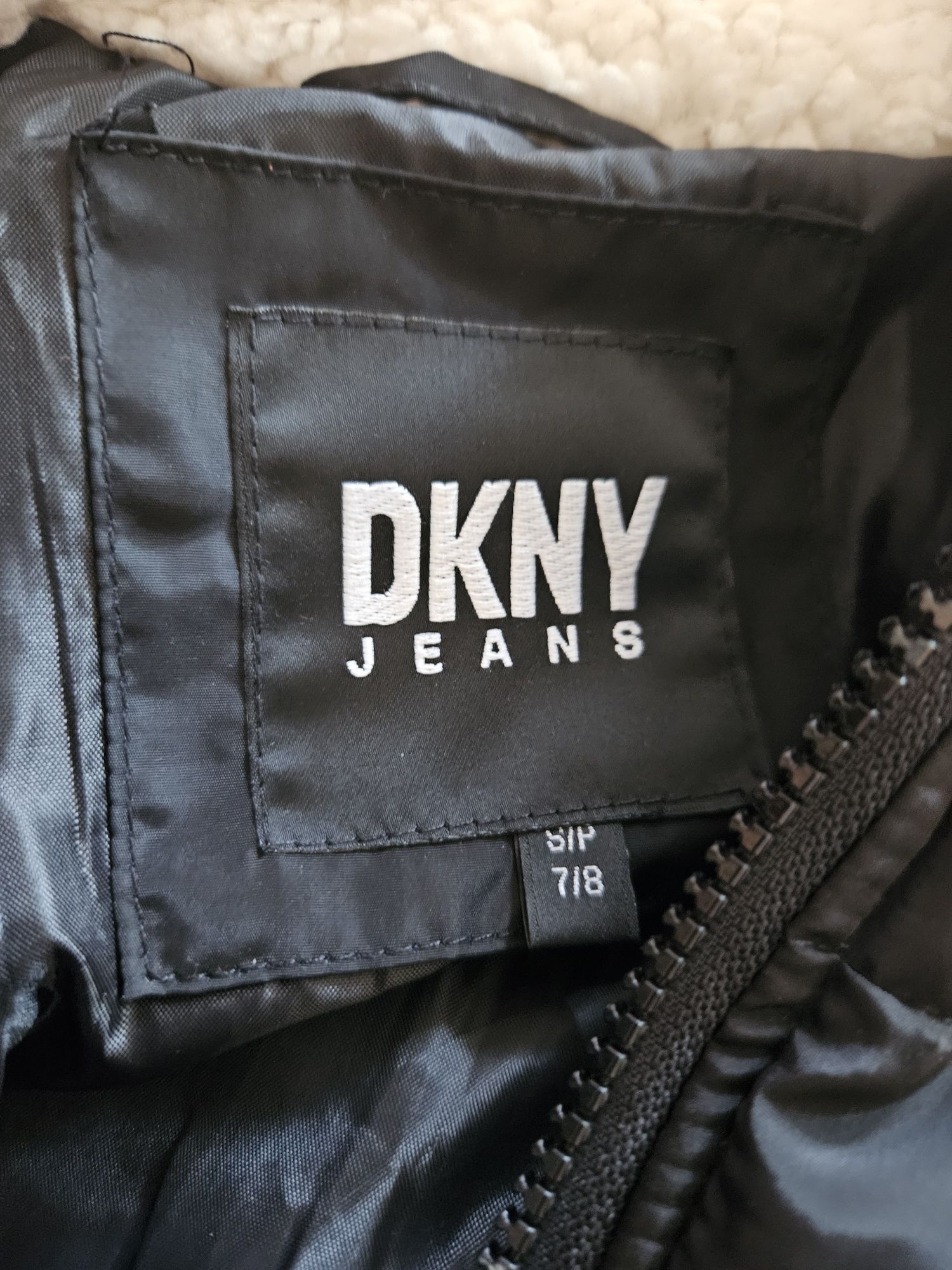 Zimowy płaszcz dziewczęcy DKNY Jeans nowy czarny 7/8 lat