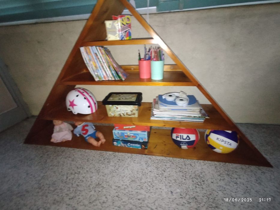 Estante triangular em madeira , em óptimo estado
