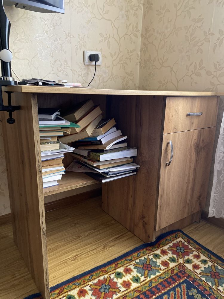 Стіл робочий.