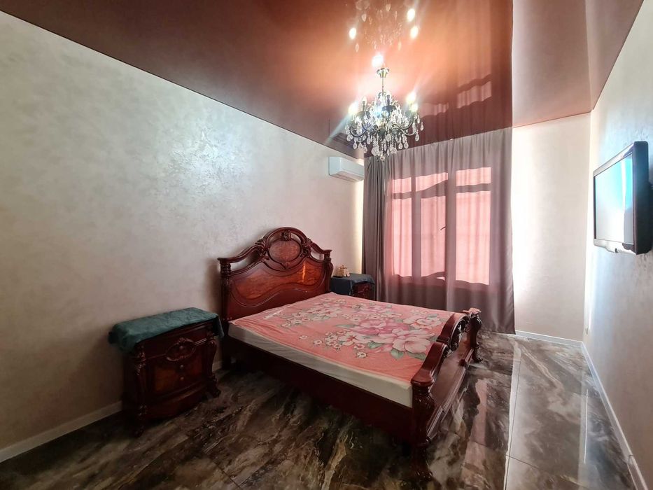 Хозяйский частный дом с гаражом на Таирова Левитана Королева