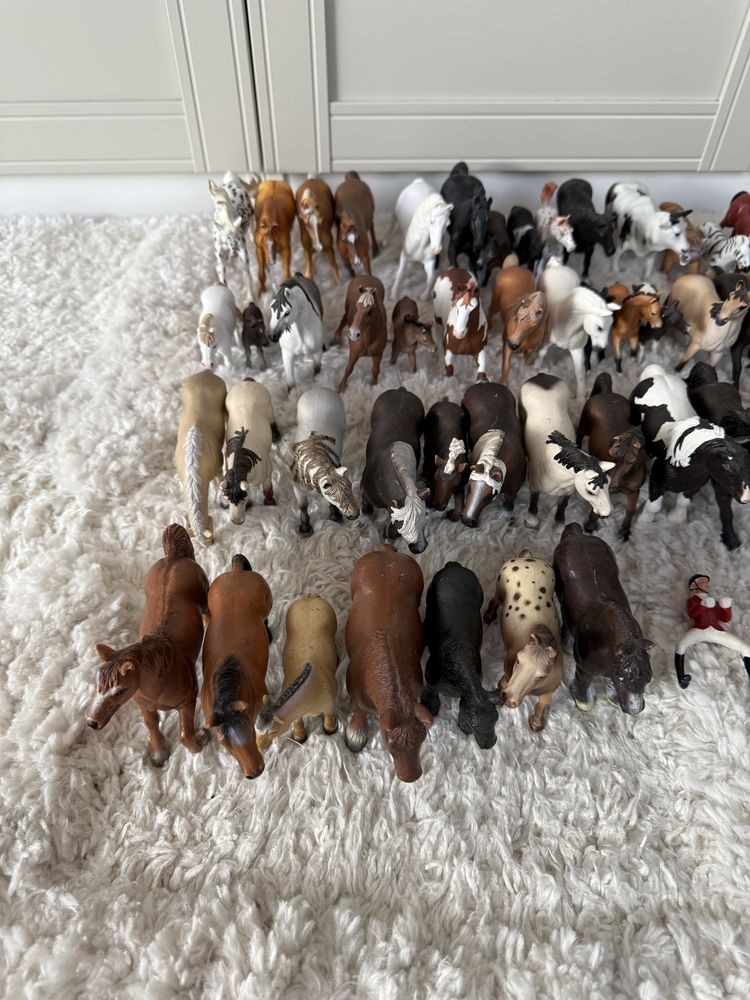 Zestaw figurek figurki modele kolekcjonerskie koniki konie zwierzęta