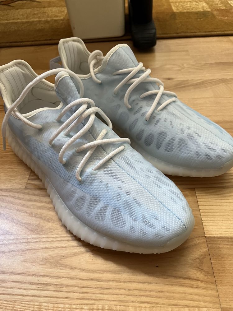 Yeezy 350 v2 mono ice