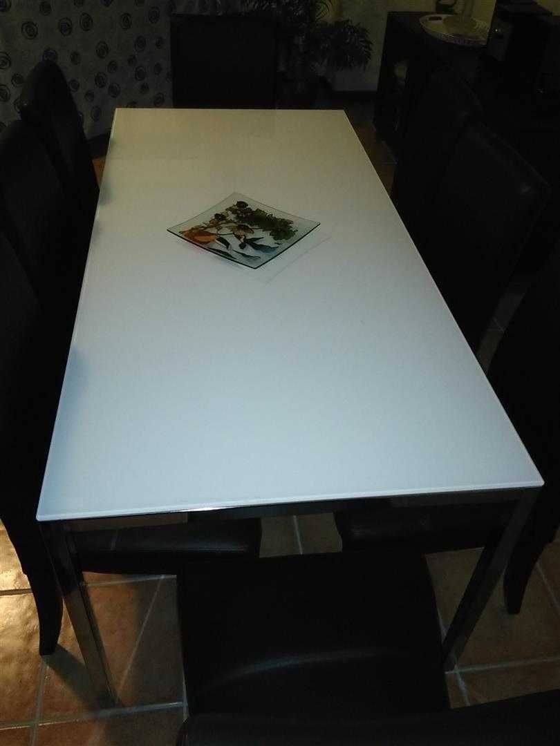 Mesa de 8 pessoas cromada com tampo de vidro branco como nova