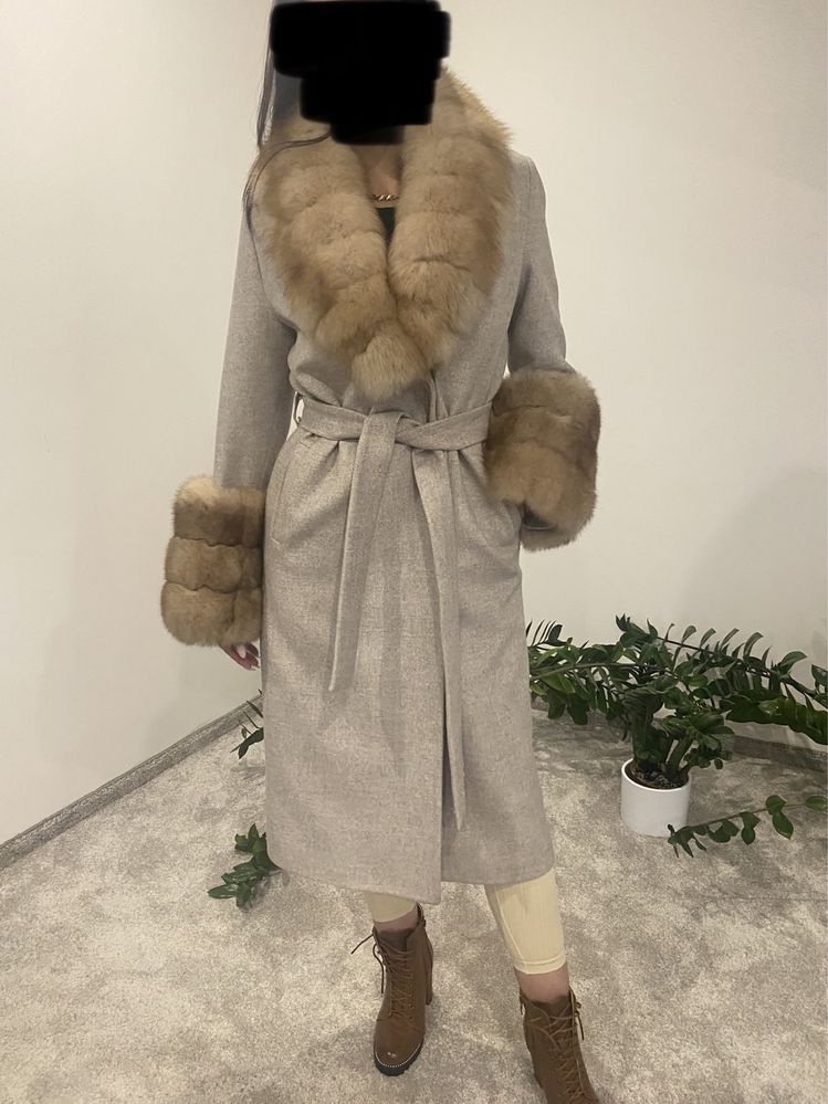 Wełniany płaszcz z futrem z lisa