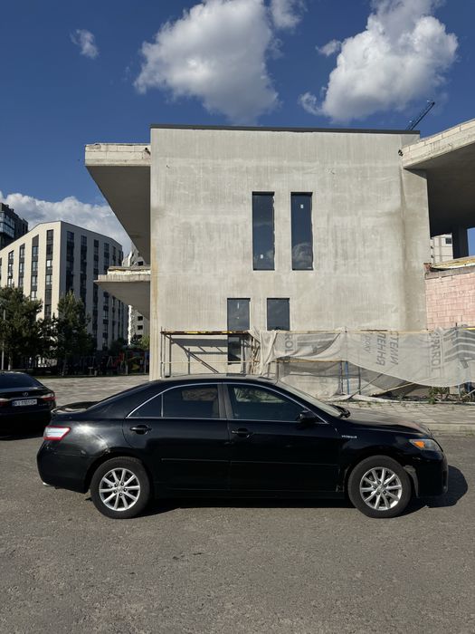 Оренда авто Toyota Camry Гібрид/Газ