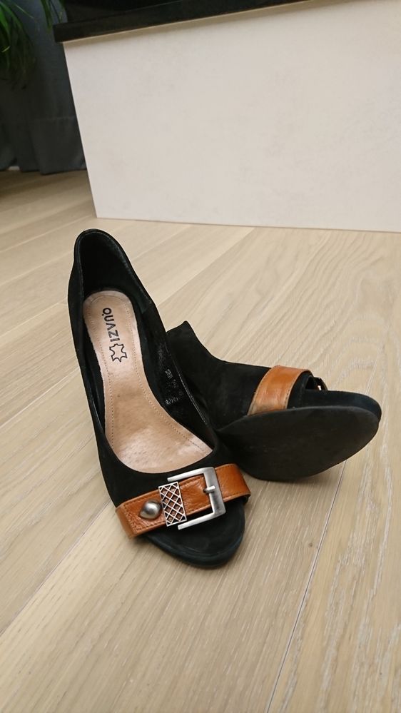 Buty na obcasie.